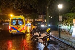 Automobilist wijkt uit voor fietser zonder licht en botst tegen boom in Naarden