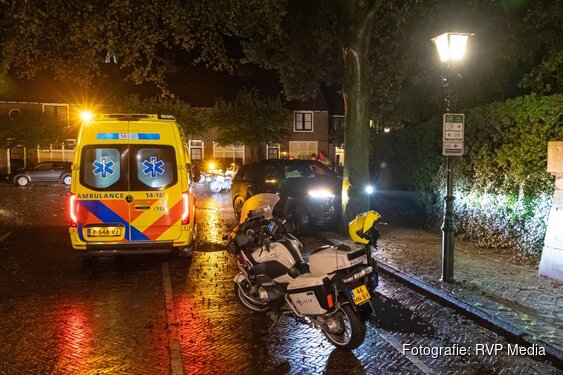 Automobilist wijkt uit voor fietser zonder licht en botst tegen boom in Naarden