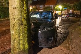 Automobilist wijkt uit voor fietser zonder licht en botst tegen boom in Naarden