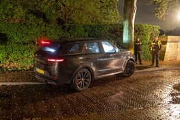 Automobilist wijkt uit voor fietser zonder licht en botst tegen boom in Naarden