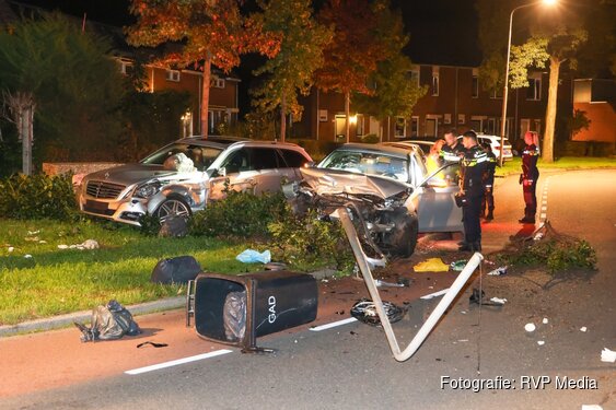 Auto uit de bocht gevlogen in Huizen: bestuurder slaat op de vlucht na ravage