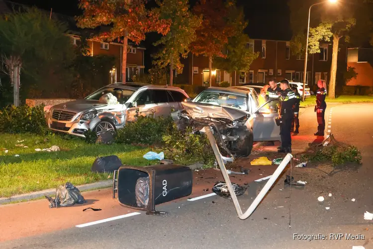 Auto uit de bocht gevlogen in Huizen: bestuurder slaat op de vlucht na ravage