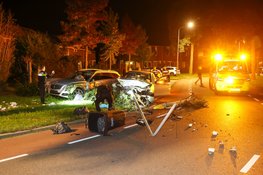 Auto uit de bocht gevlogen in Huizen: bestuurder slaat op de vlucht na ravage
