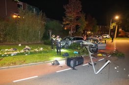 Auto uit de bocht gevlogen in Huizen: bestuurder slaat op de vlucht na ravage