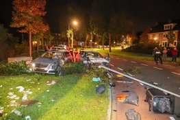 Auto uit de bocht gevlogen in Huizen: bestuurder slaat op de vlucht na ravage