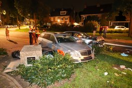 Auto uit de bocht gevlogen in Huizen: bestuurder slaat op de vlucht na ravage