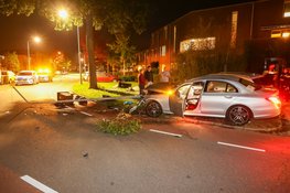 Auto uit de bocht gevlogen in Huizen: bestuurder slaat op de vlucht na ravage