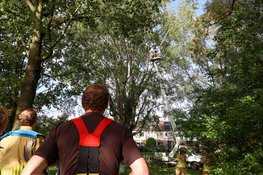 Medewerkers vast in hoogwerker bij verwijderen hoornaarsnest in Huizen