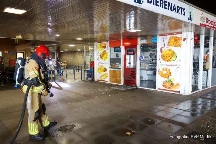 Explosie en korte brand bij broodjeszaak in Huizen