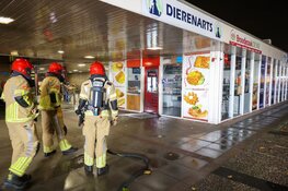 Explosie en korte brand bij broodjeszaak in Huizen