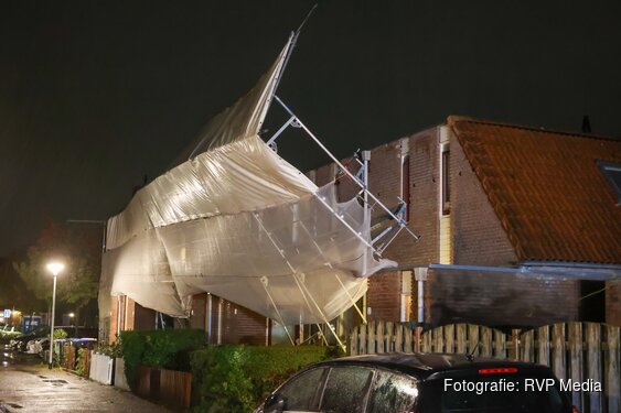 Steiger dreigt in te storten door storm in Huizen