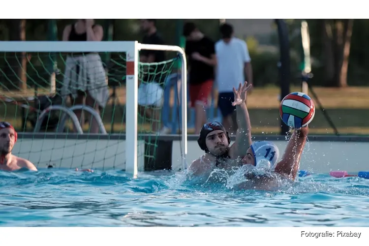 Jonge waterpoloërs uit het Gooi, Amersfoort en Utrecht strijden om de medailles in De Lieberg