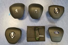 Negen airbags en navigatiesystemen gevonden in park in Huizen