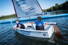 Kinderen maken gratis kennis met de watersport tijdens Optimist on Tour in Huizen