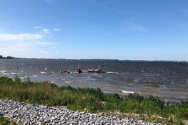 KNRM redt omgeslagen boot vol met scouts op reddingbootdag