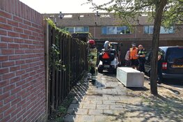 Buurtbewoners blussen zelf brandende schutting.
