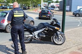 Motorrijder aangereden op rotonde Huizen