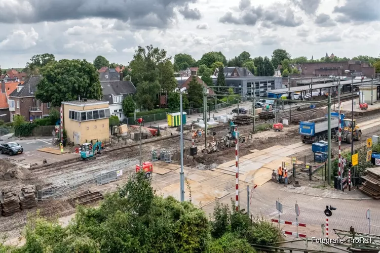 In beeld: helft van alle sporen door Naarden en Bussum weggehaald