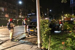 Auto crasht tegen stoplicht en vliegt in brand in Weesp