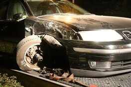 Auto tegen boom in Laren