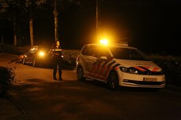 Auto tegen boom in Laren