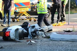 Scooterrijdster gewond na botsing in Bussum