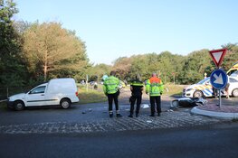 Scooterrijdster gewond na botsing in Bussum