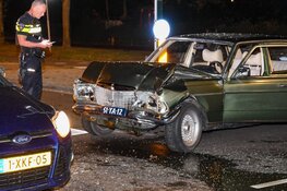 Oldtimer rijdt andere auto aan