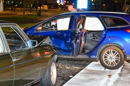 Oldtimer rijdt andere auto aan