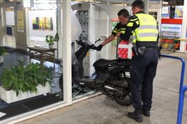 Pizzabezorger rijdt dierenkliniek in