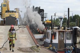 Aangemeerde boot vat vlam aan Huizer pier