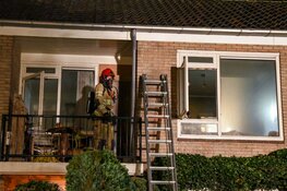 Man uit brandende woning gered