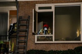Man uit brandende woning gered