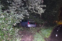 Auto tegen boom in Hilversum