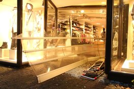 Flinke schade aan winkelpand Laren na ramkraak met auto