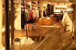 Flinke schade aan winkelpand Laren na ramkraak met auto