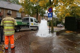 Brandkraan-aansluiting kapot: waterballet in Huizen