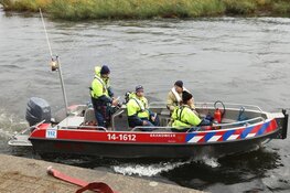 Oliespoor op het water bij Huizen