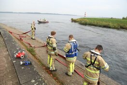 Oliespoor op het water bij Huizen