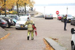 Oliespoor op het water bij Huizen