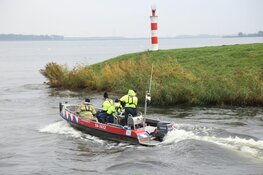 Oliespoor op het water bij Huizen