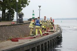 Oliespoor op het water bij Huizen