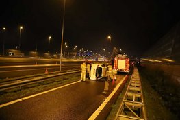 Auto op z'n kant na ongeval op A1 bij Muiden