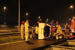Auto op z'n kant na ongeval op A1 bij Muiden
