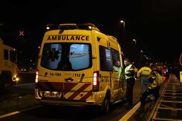 Auto op z'n kant na ongeval op A1 bij Muiden