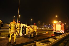 Auto op z'n kant na ongeval op A1 bij Muiden