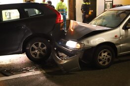 Auto ramt geparkeerde auto in 's-Graveland