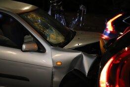 Auto ramt geparkeerde auto in 's-Graveland