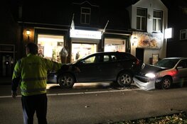 Auto ramt geparkeerde auto in 's-Graveland