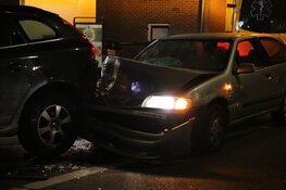 Auto ramt geparkeerde auto in 's-Graveland